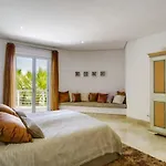 Villa Exclusiva Con Terraza Y Jardin