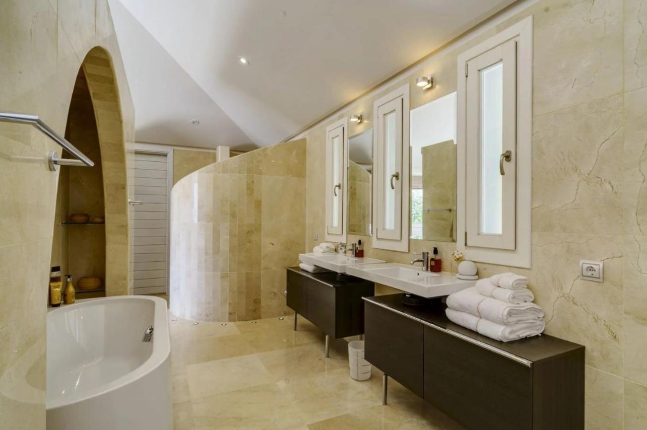 Villa Exclusiva Con Terraza Y Jardin