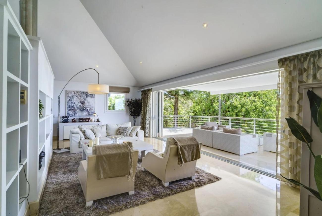 Villa Exclusiva Con Terraza Y Jardin *